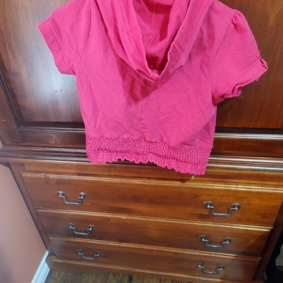 Dark pink cropped Guess hoodie - Picture 2 of 3